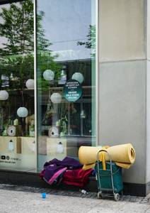 Besitztümer einer nicht im Bild anwesenden obdachlosen Person an der Zeil in Frankfurt am Main.