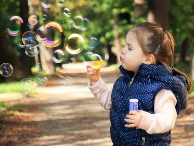 Quelle: pixabay.com / ddimitrova, https://pixabay.com/de/photos/kind-seifenblasen-kinder-spa%C3%9F-1241817/ Kind spielt mit Seifenblasen
