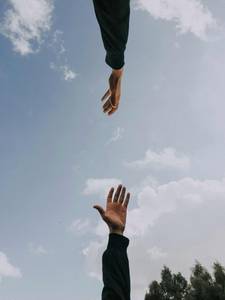 Quelle: unsplash.com / youssef naddam, https://unsplash.com/de/fotos/arme-von-zwei-personen-iJ2IG8ckCpA Hand streckt sich nach anderer aus